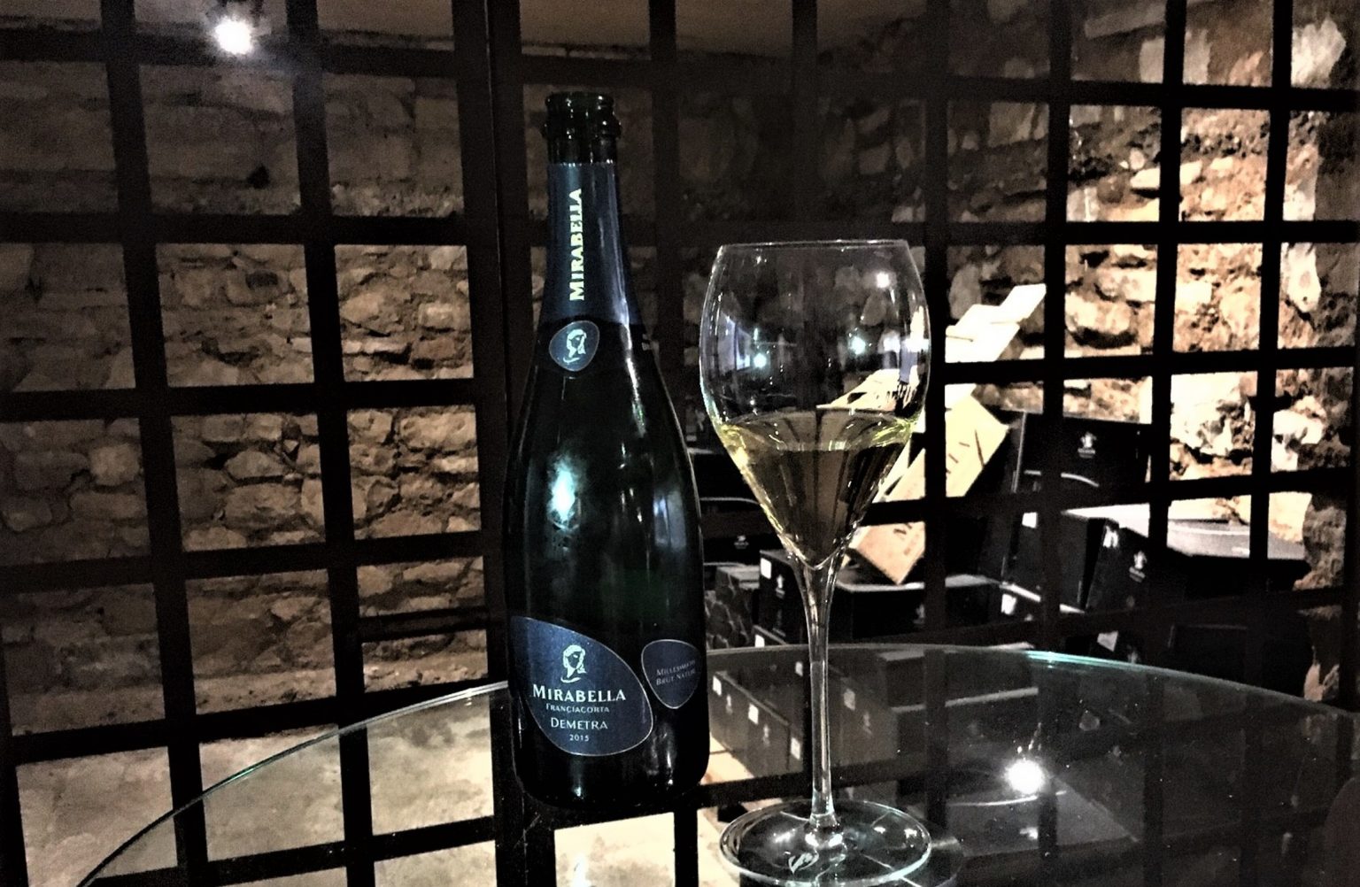 Bottiglia e calice di demetra franciacorta
