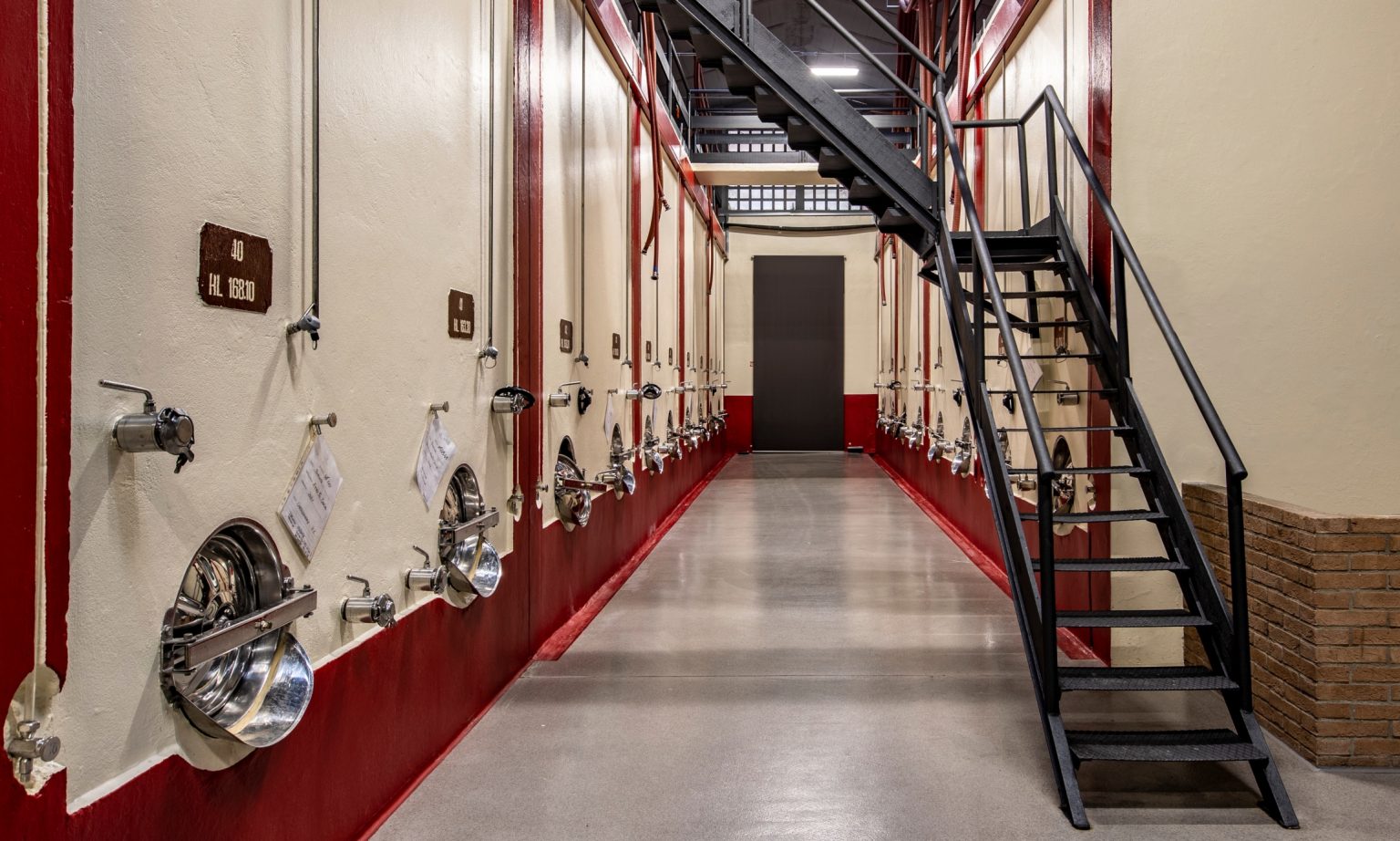 Cantina con vasche in cemento