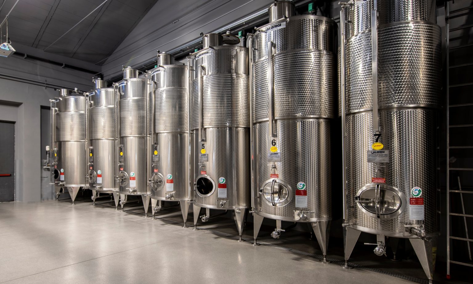 Cantina con vasche in acciaio
