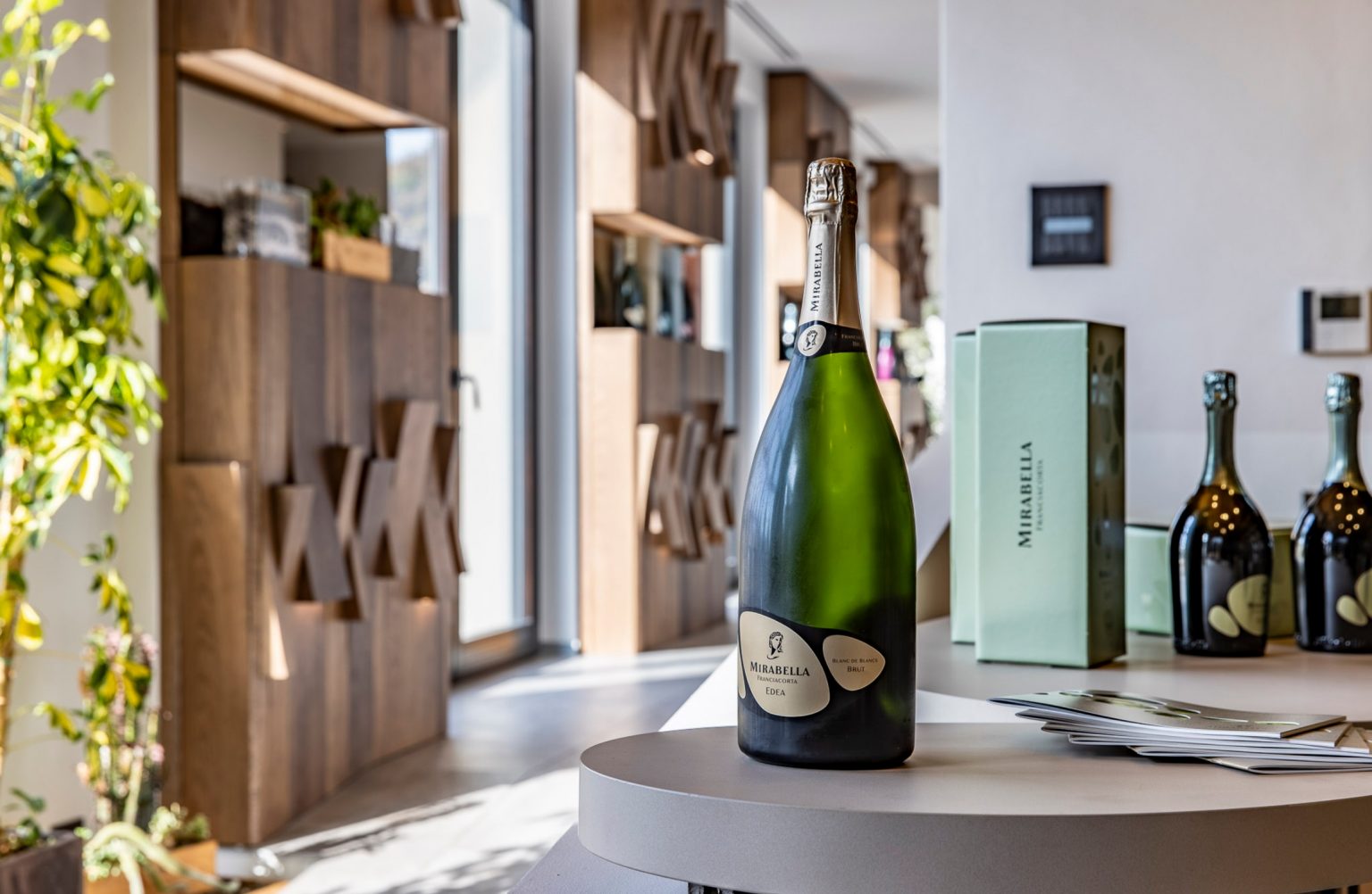 Mirabella wine shop con magnum di Edea
